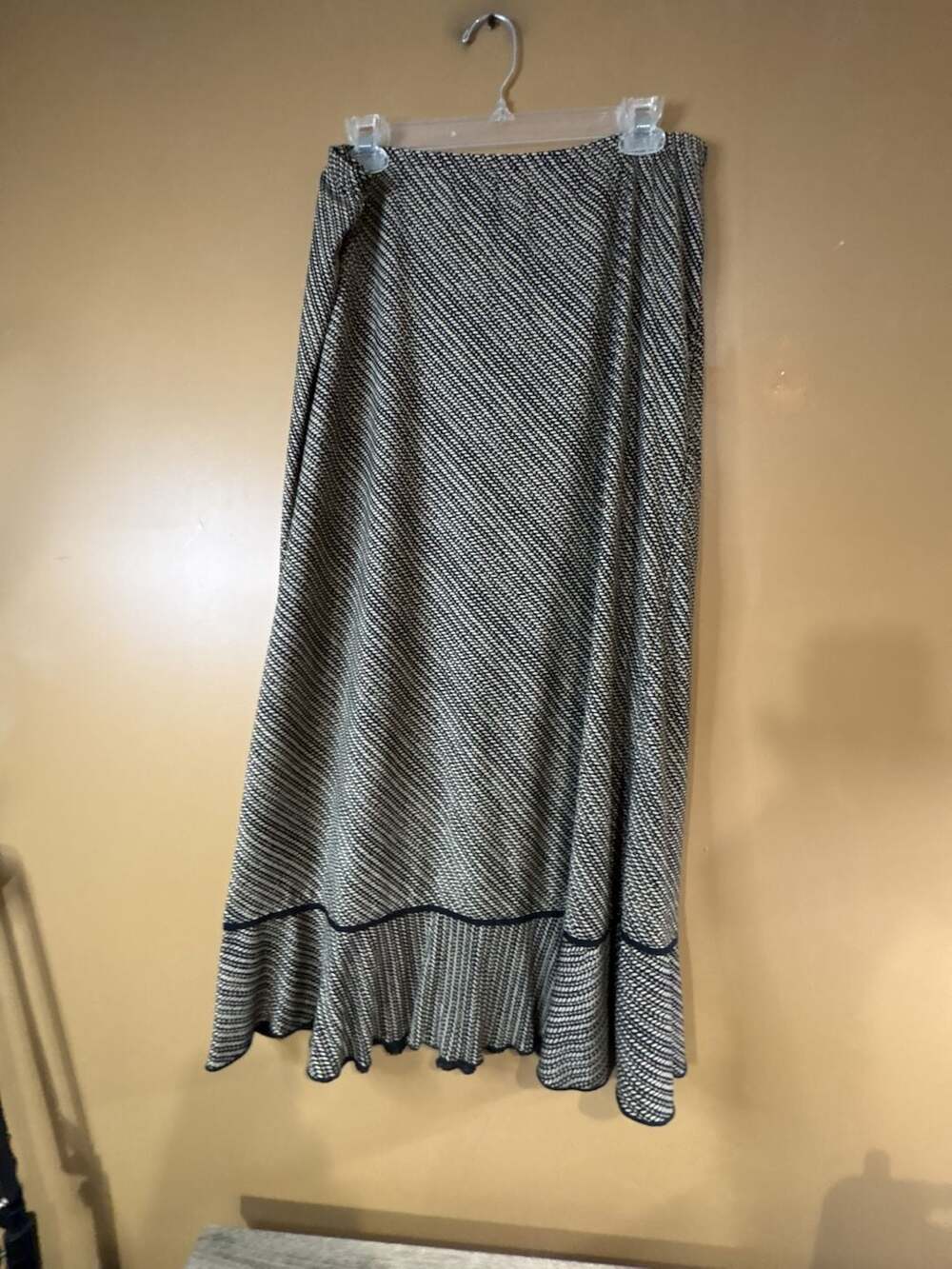 HC1090 Notations Black and Beige Printed Flared Midi Skirt with Ruffle Hem Sz L